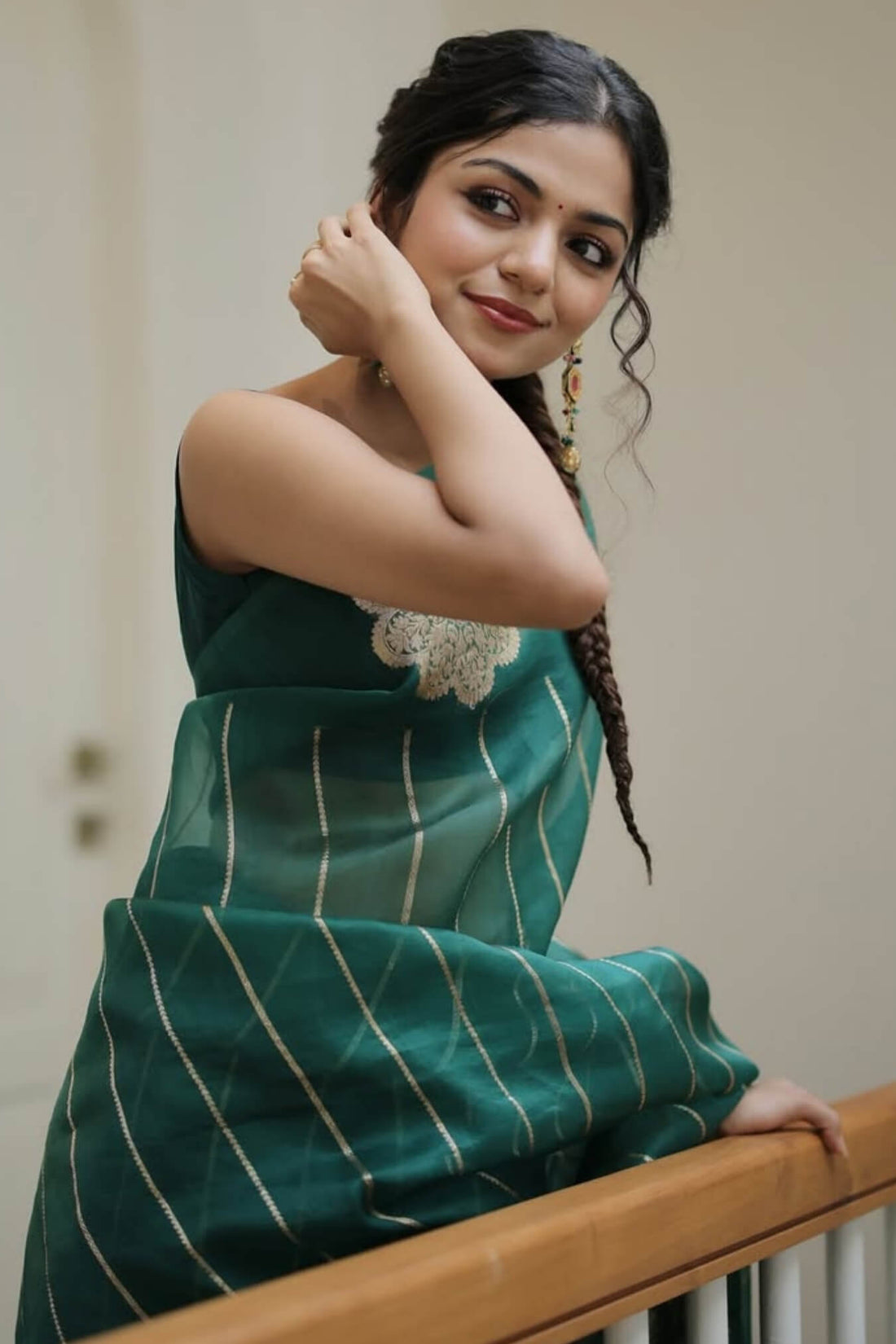 Glittering Green Linen Silk Saree With Demanding Blouse Piece