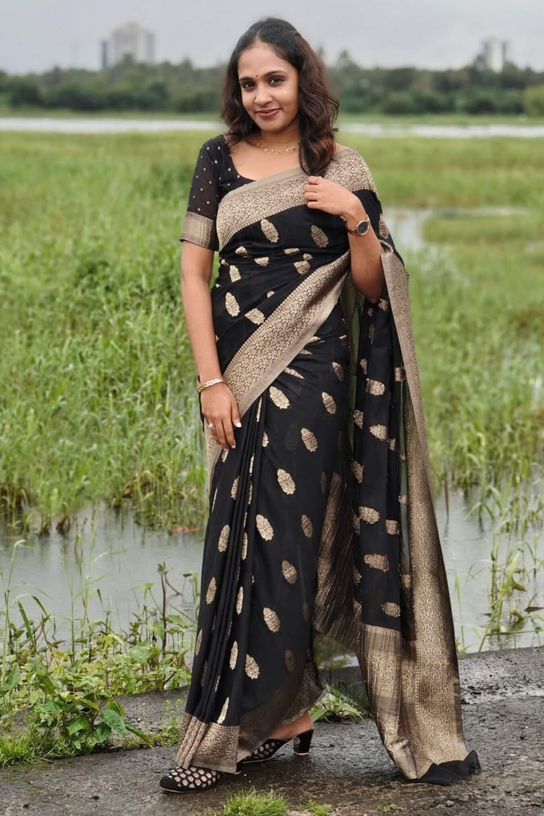 Delightful Black Soft Silk Saree With Gleaming Blouse Piece