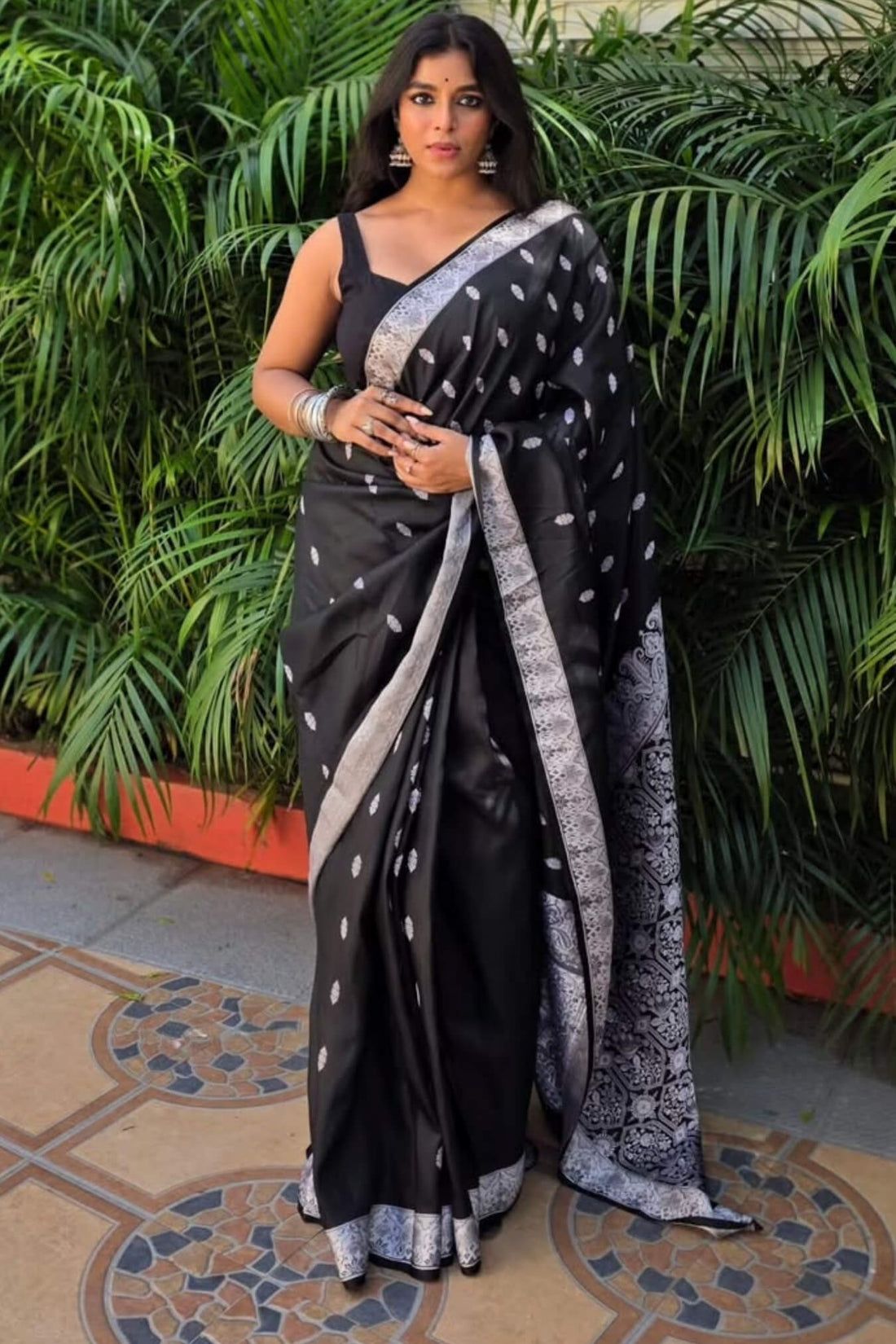 Glowing Black Soft Silk Saree With Lovely Blouse Piece
