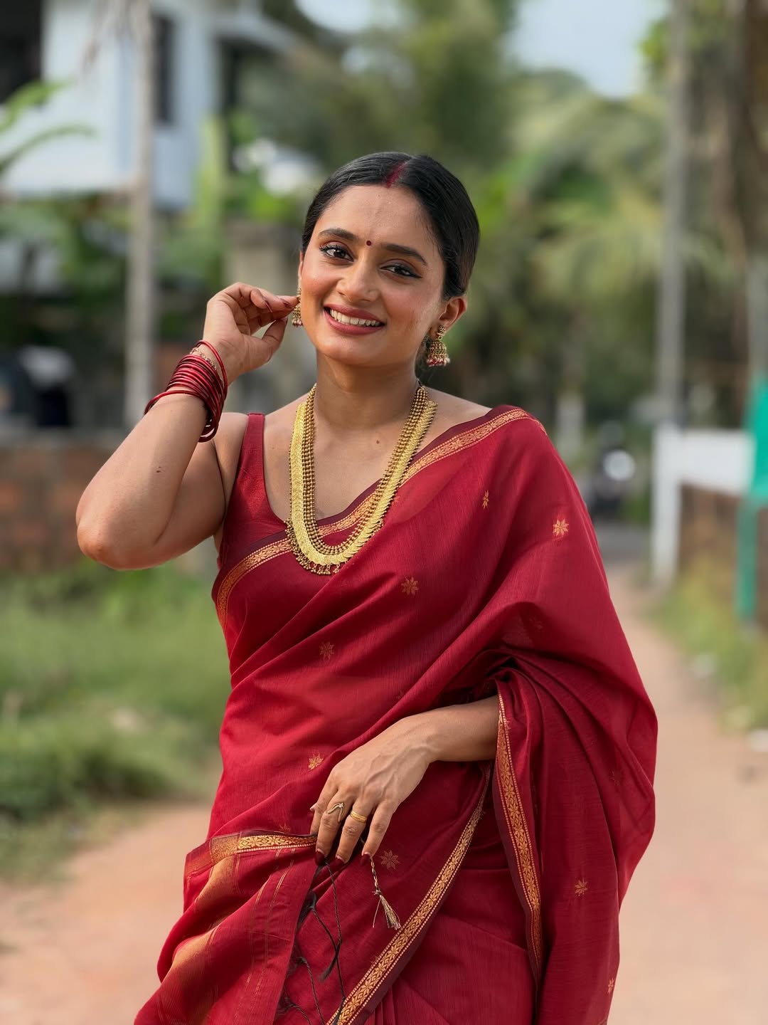 Efflorescence Red Cotton Silk Saree With Demure Blouse Piece