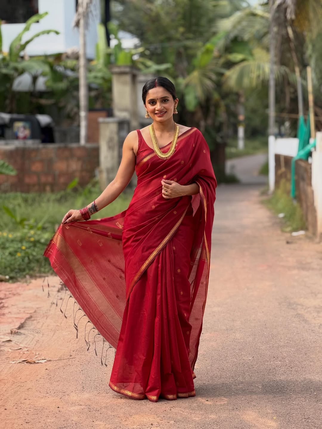 Efflorescence Red Cotton Silk Saree With Demure Blouse Piece