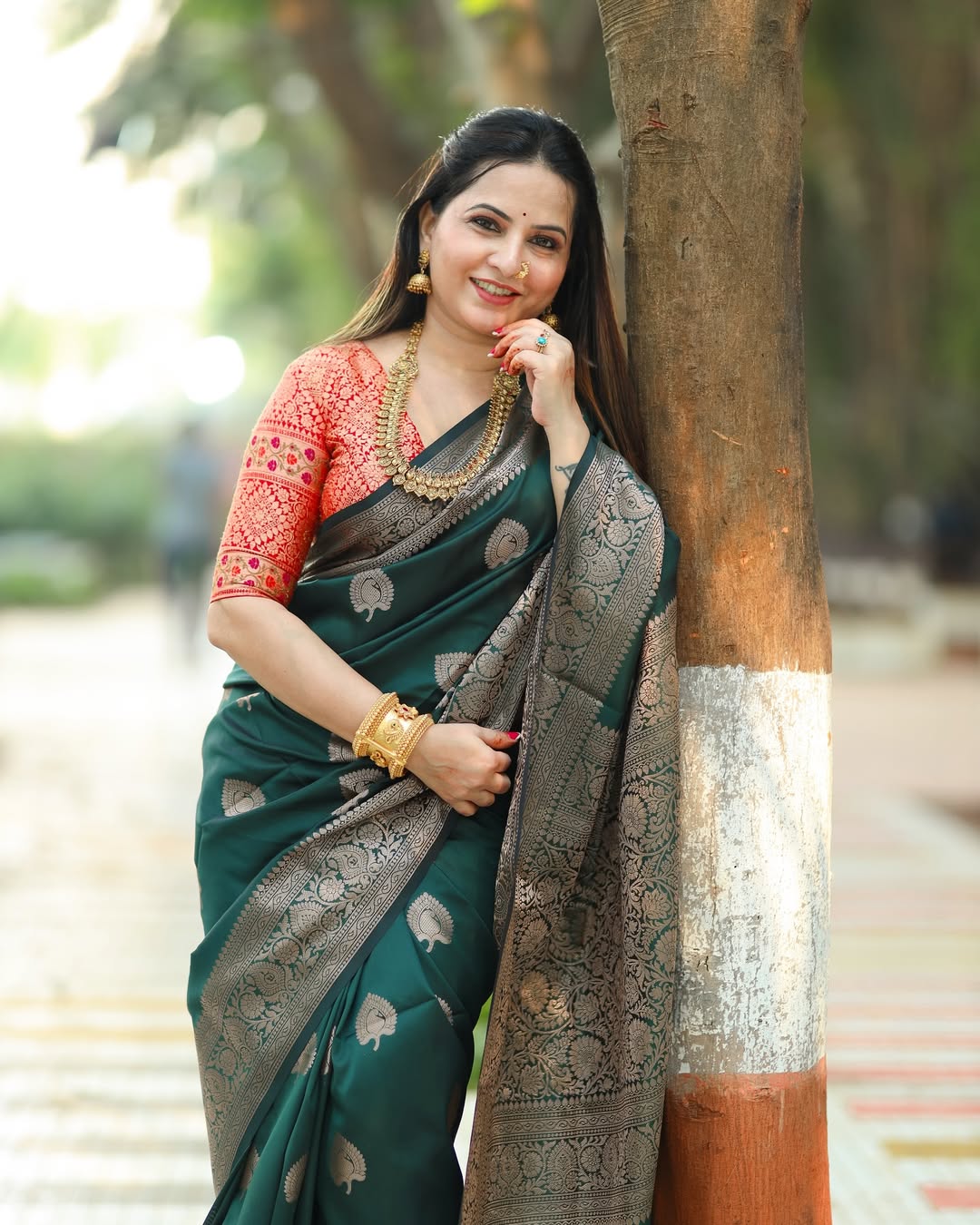 Tremendous Dark Green Soft Silk Saree With Stunning Blouse Piece