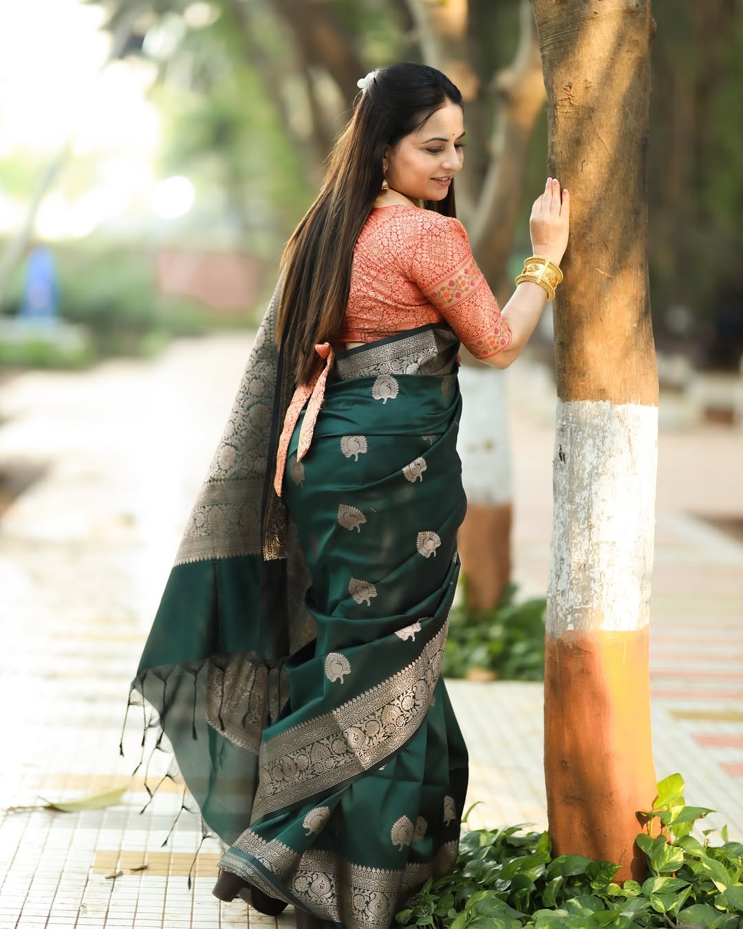 Tremendous Dark Green Soft Silk Saree With Stunning Blouse Piece