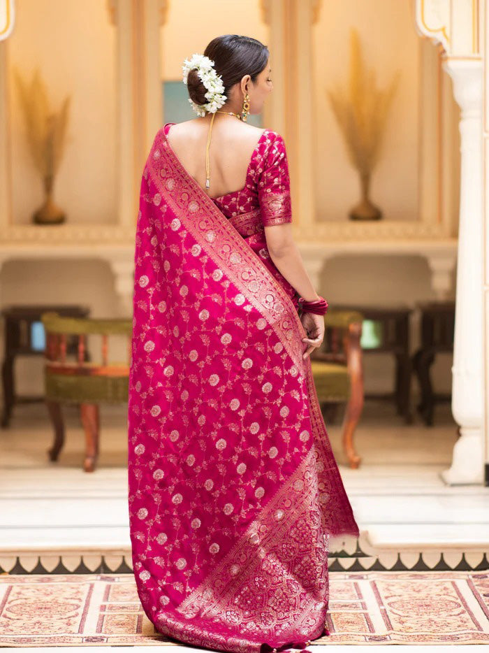 Glowing Dark Pink Soft Silk Saree With Gratifying Blouse Piece