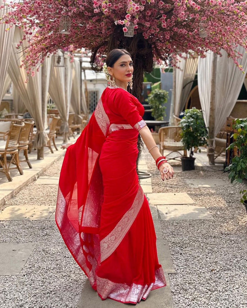 Stylish Red Soft Silk Saree With Hypnotic Blouse Piece