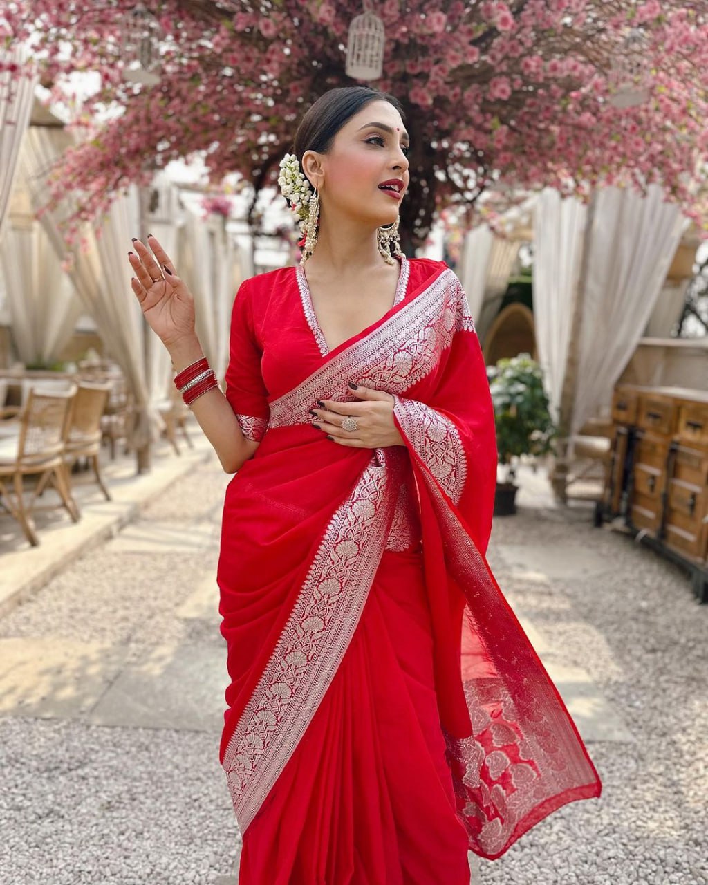 Stylish Red Soft Silk Saree With Hypnotic Blouse Piece