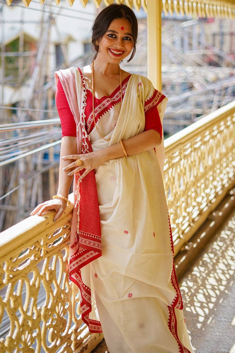 Unique Off White Cotton Silk Saree With Ravishing Blouse Piece