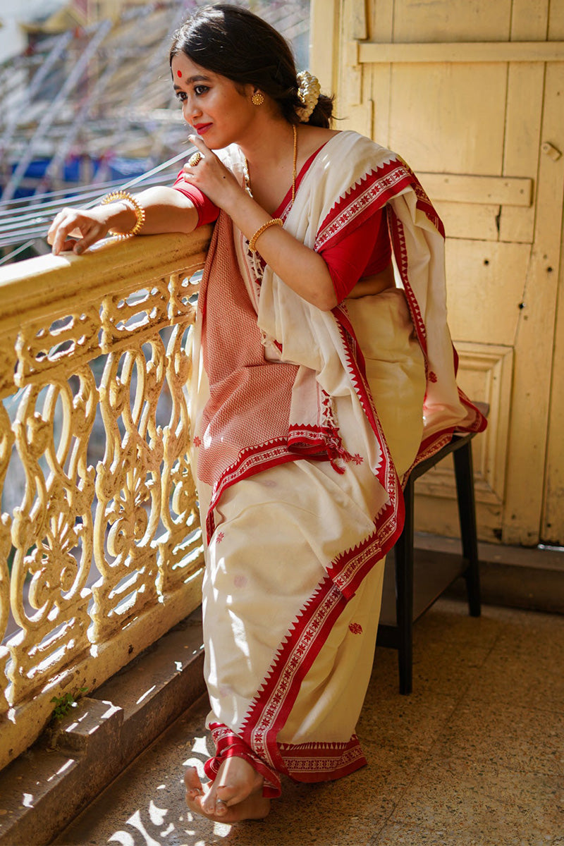 Unique Off White Cotton Silk Saree With Ravishing Blouse Piece