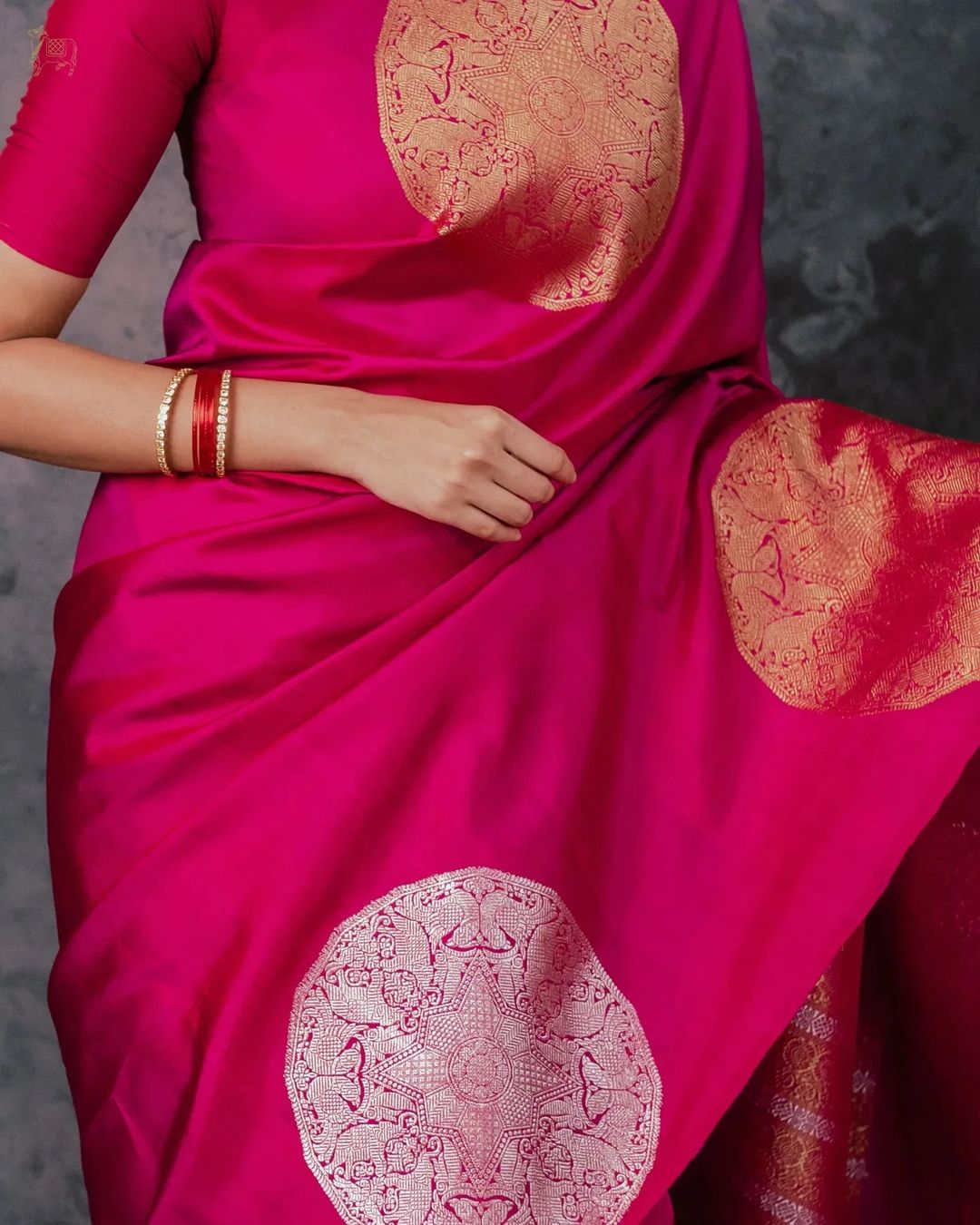 Glowing Dark Pink Soft Silk Saree With Attractive Blouse Piece