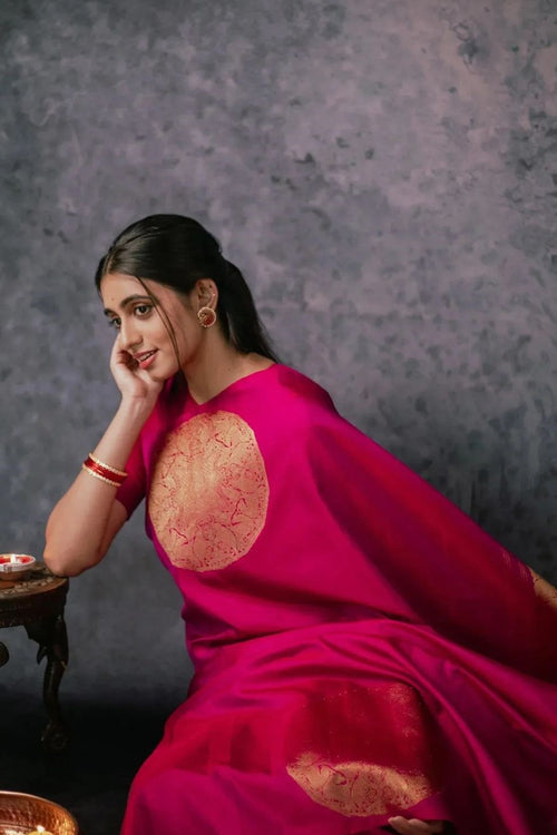 Load image into Gallery viewer, Glowing Dark Pink Soft Silk Saree With Attractive Blouse Piece
