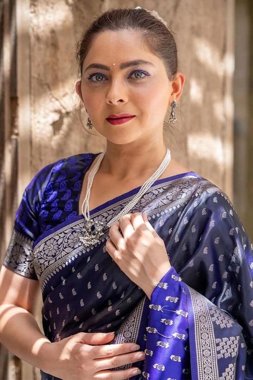 Load image into Gallery viewer, Mesmeric Navy Blue Soft Silk Saree With Comely Blouse Piece
