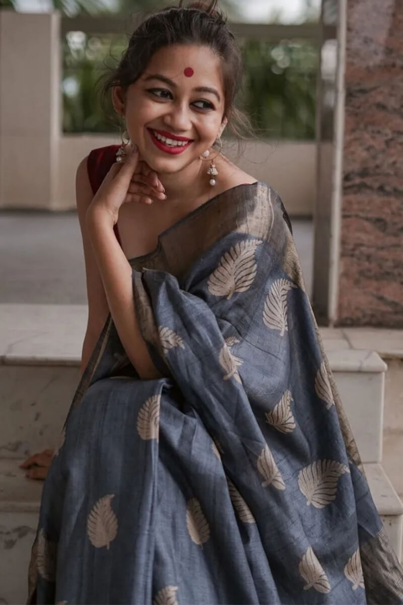 Snappy Grey Linen Silk Saree With Pulsating Blouse Piece