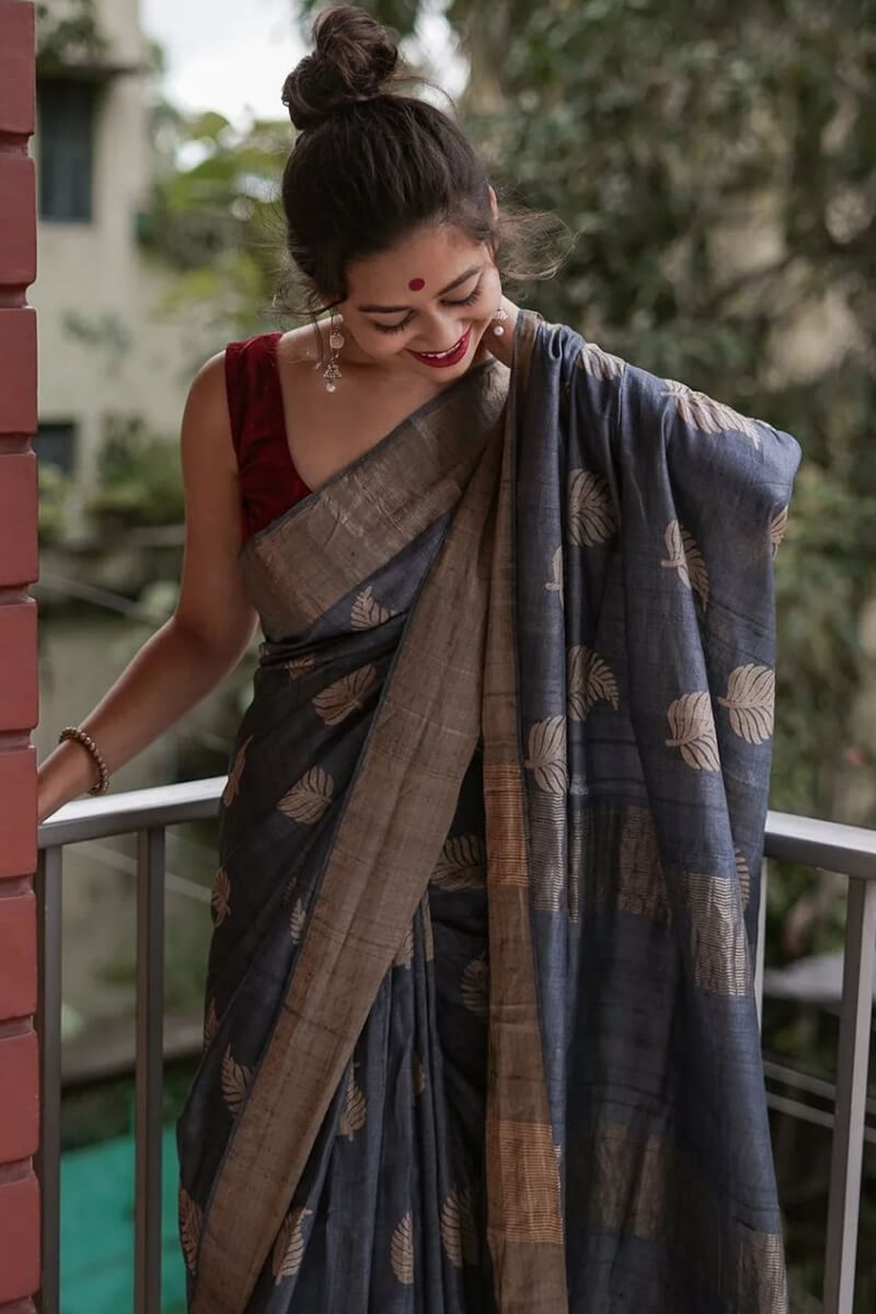 Snappy Grey Linen Silk Saree With Pulsating Blouse Piece