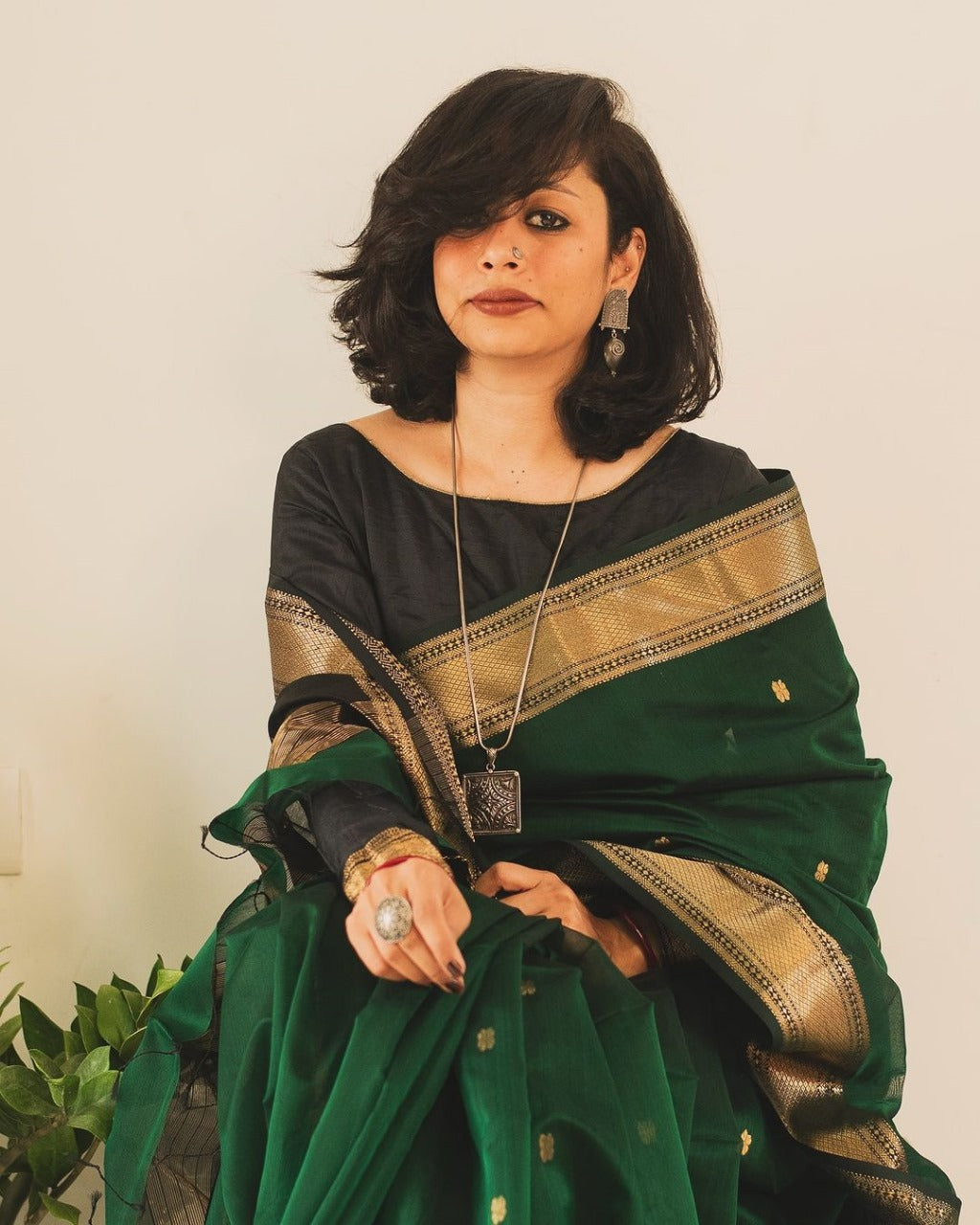 Snazzy Dark Green Linen Silk Saree With Glittering Blouse Piece