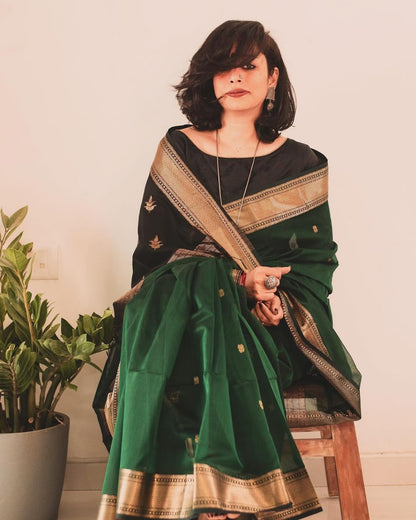 Snazzy Dark Green Linen Silk Saree With Glittering Blouse Piece