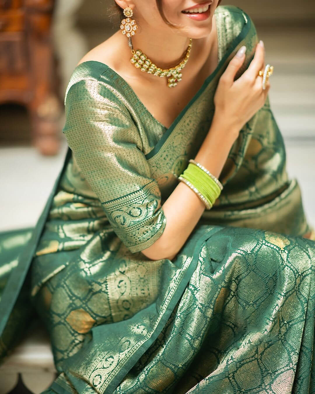 Prominent Green Soft Silk Saree With Captivating Blouse Piece