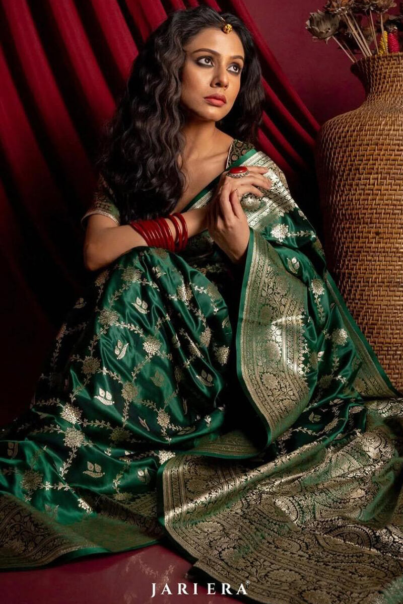 Ravishing Dark Green Soft Silk Saree With Girlish Blouse Piece