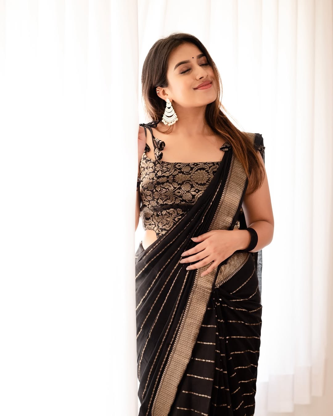 Sensational Black Soft Silk Saree With Precious Blouse Piece