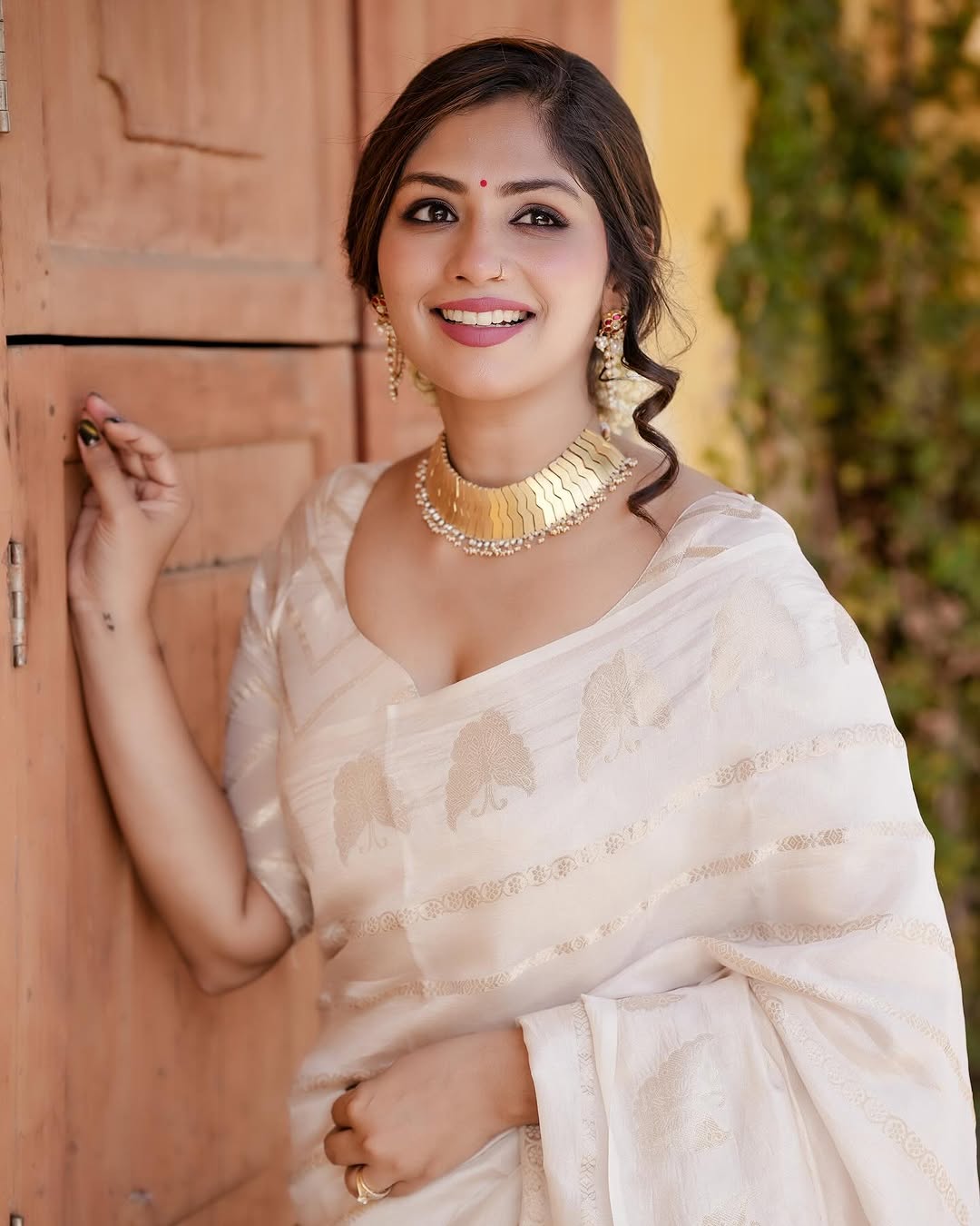 Amazing Off White Soft Silk Saree With Marvellous Blouse Piece