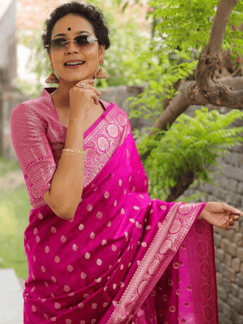Load image into Gallery viewer, Pleasurable Dark Pink Soft Silk Saree With Surreptitious Blouse Piece
