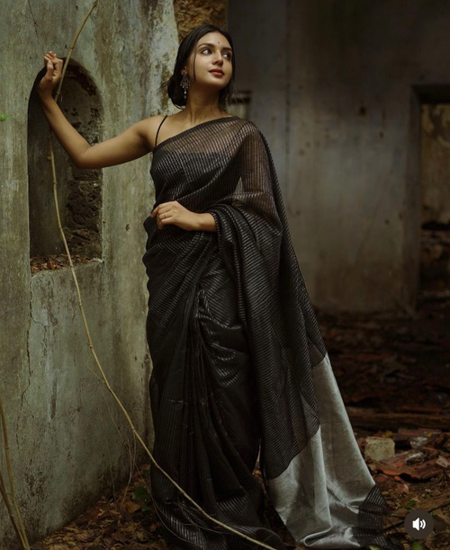 Load image into Gallery viewer, Extraordinary Black Soft Banarasi Silk Saree With Pretty Blouse Piece
