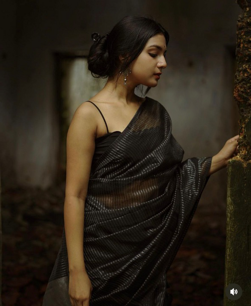 Load image into Gallery viewer, Extraordinary Black Soft Banarasi Silk Saree With Pretty Blouse Piece
