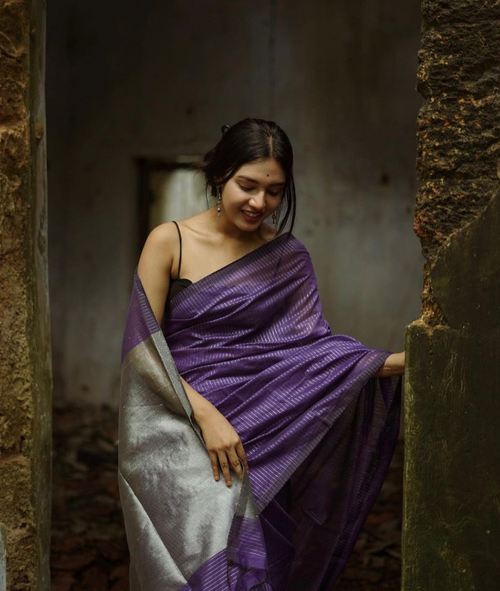 Load image into Gallery viewer, Glowing Purple Soft Banarasi Silk Saree With Skinny Blouse Piece
