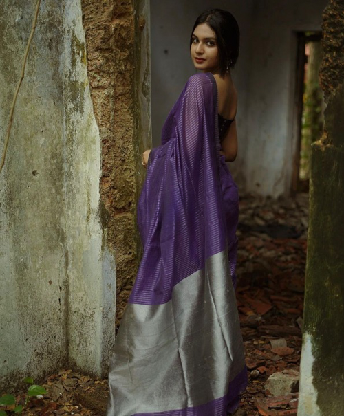 Load image into Gallery viewer, Glowing Purple Soft Banarasi Silk Saree With Skinny Blouse Piece
