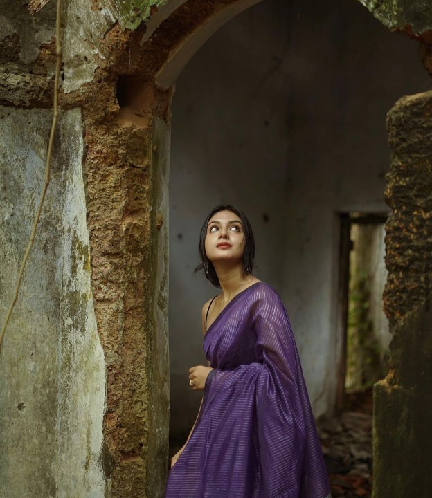 Glowing Purple Soft Banarasi Silk Saree With Skinny Blouse Piece