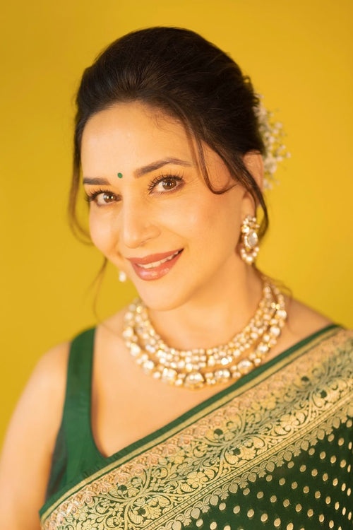 Load image into Gallery viewer, Sumptuous Dark Green Soft Silk Saree With Amiable Blouse Piece
