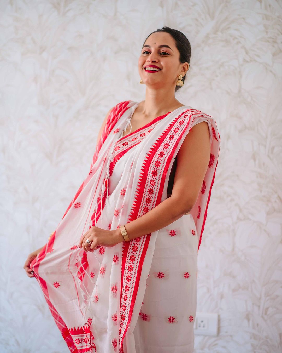 Lissome White Cotton Silk Saree With Smashing Blouse Piece