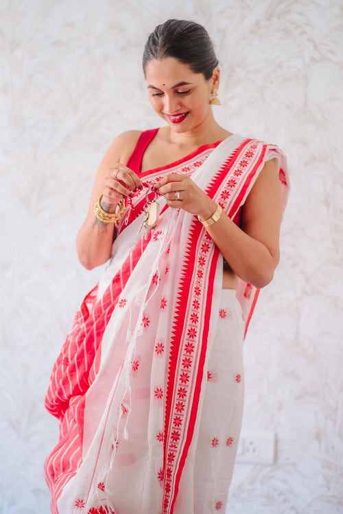 Load image into Gallery viewer, Lissome White Cotton Silk Saree With Smashing Blouse Piece
