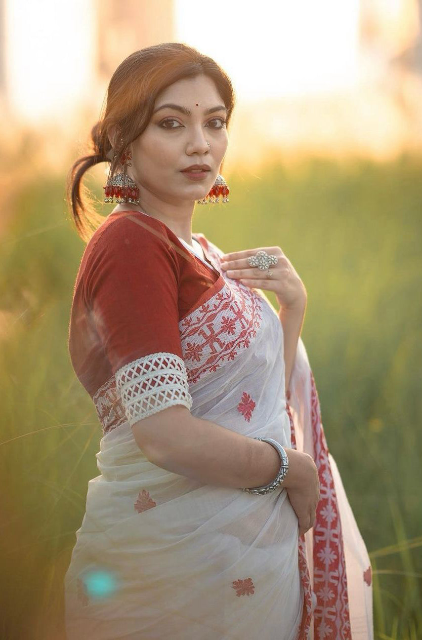 Beleaguer White Cotton Silk Saree With Moiety Blouse Piece