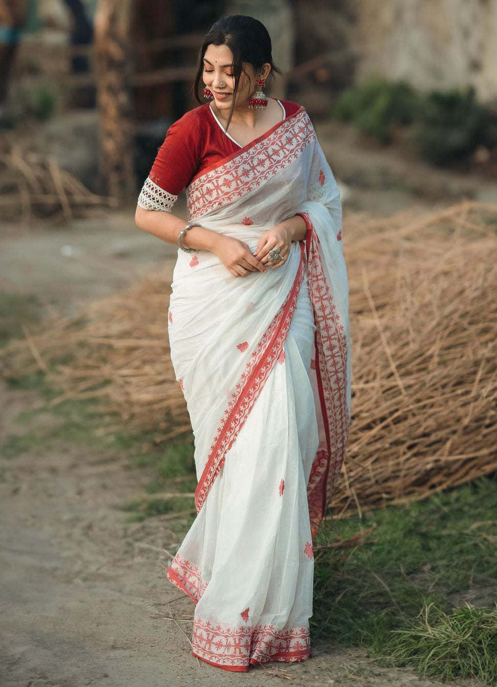 Beleaguer White Cotton Silk Saree With Moiety Blouse Piece