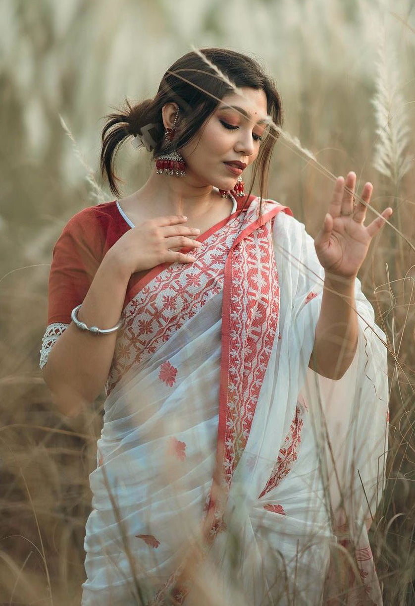 Beleaguer White Cotton Silk Saree With Moiety Blouse Piece