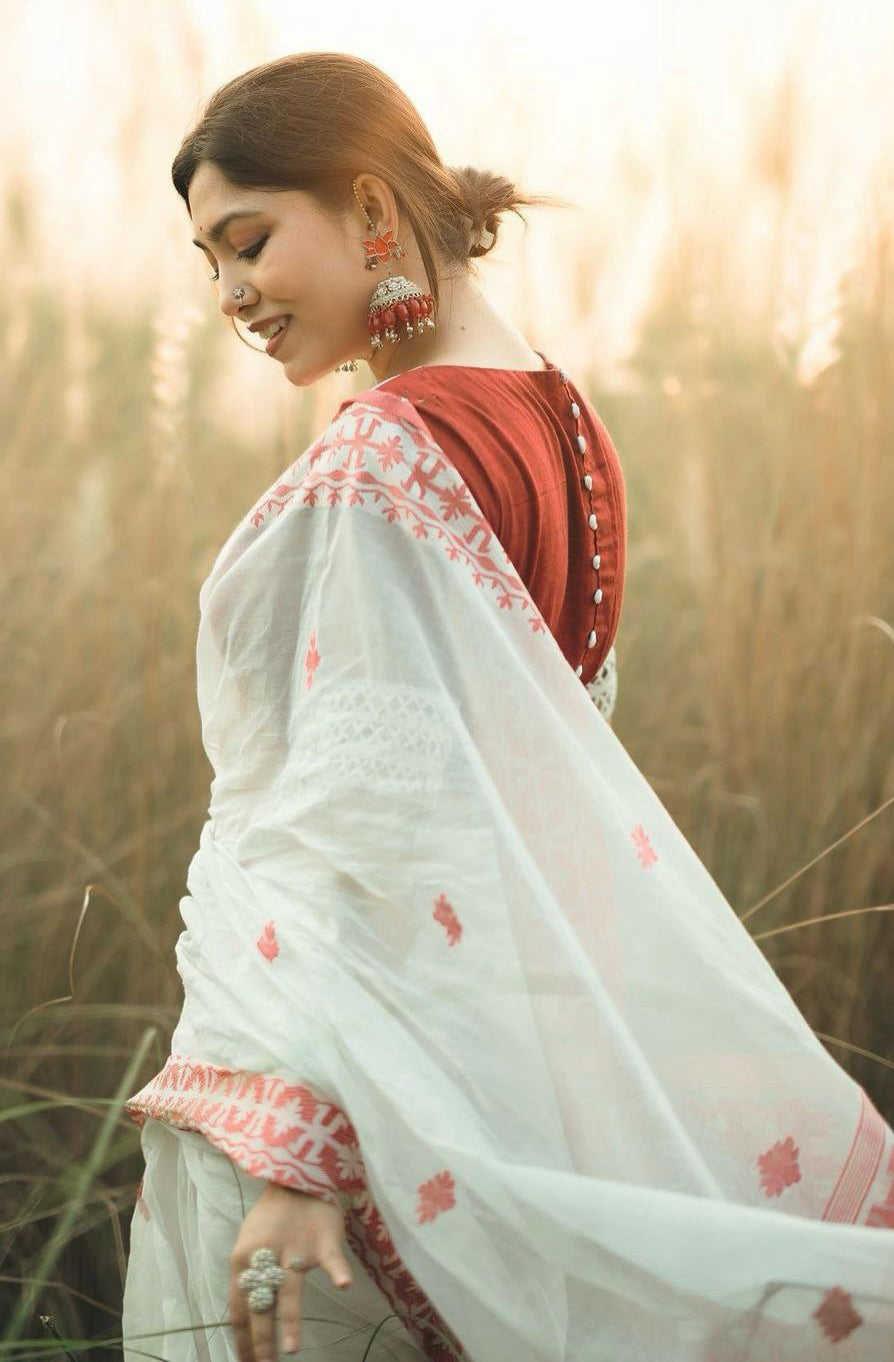 Beleaguer White Cotton Silk Saree With Moiety Blouse Piece