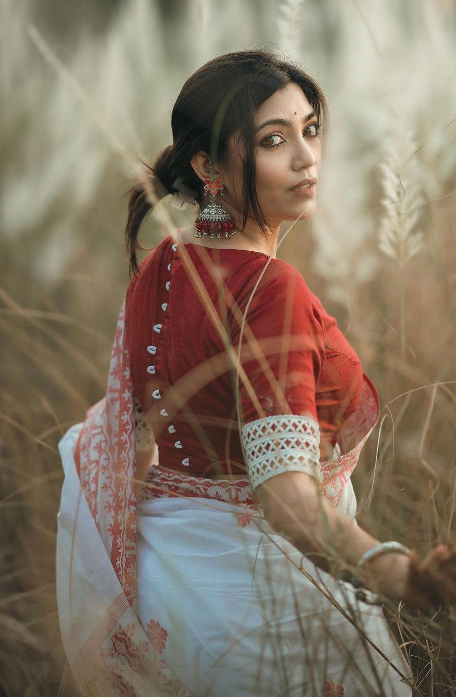 Beleaguer White Cotton Silk Saree With Moiety Blouse Piece