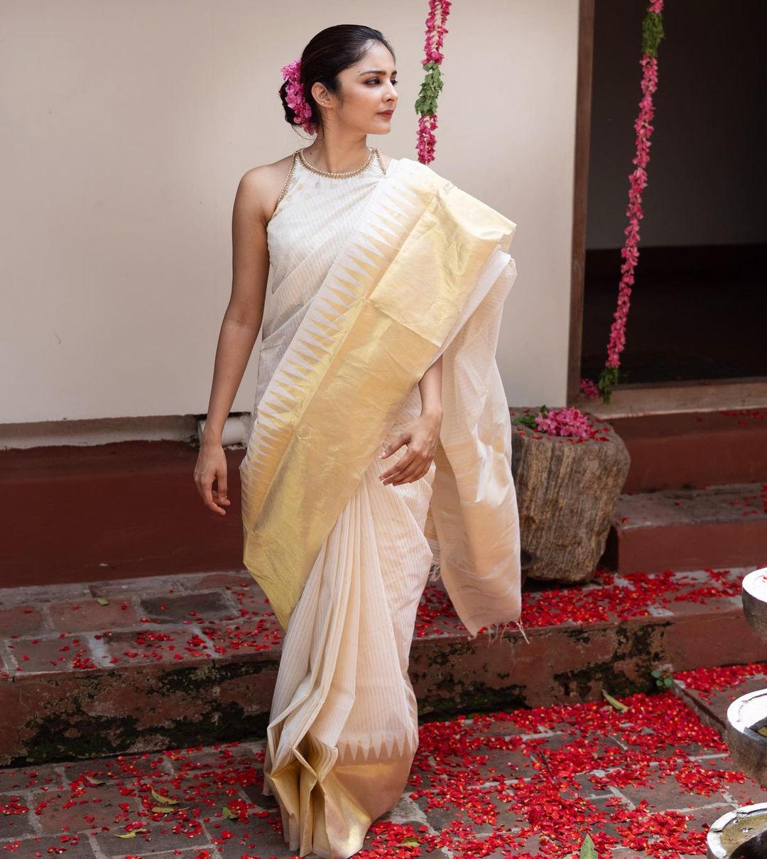 Wonderful Off White Soft Silk Saree With Amazing Blouse Piece