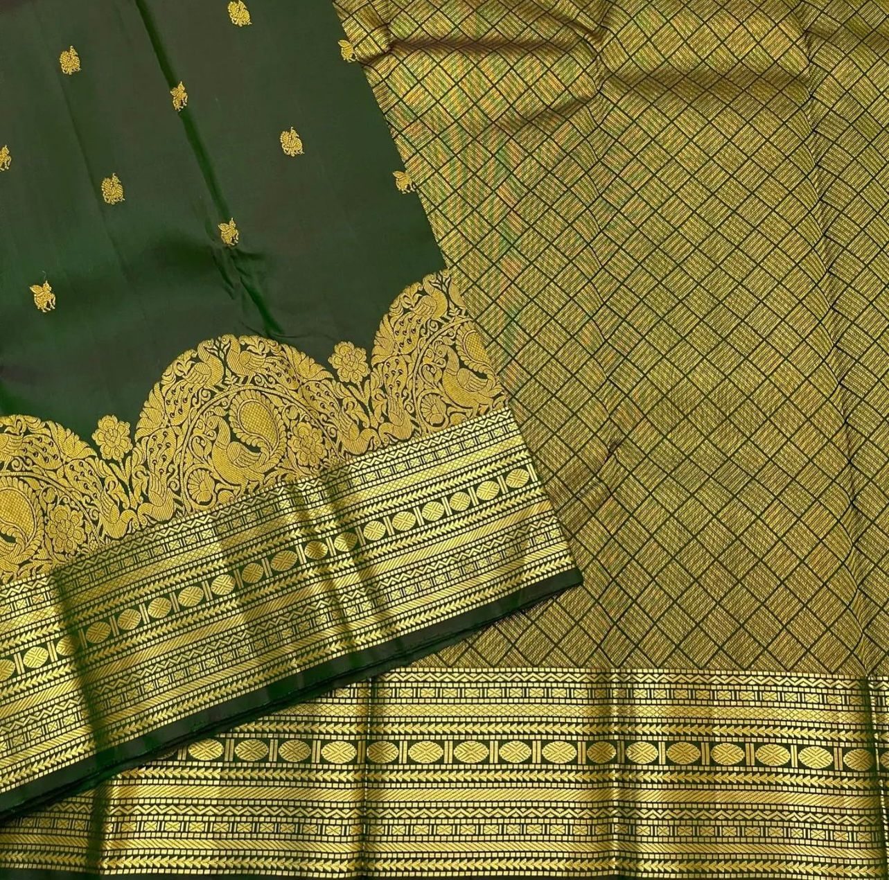 Snappy Dark Green Soft Silk Saree With Woebegone Blouse Piece