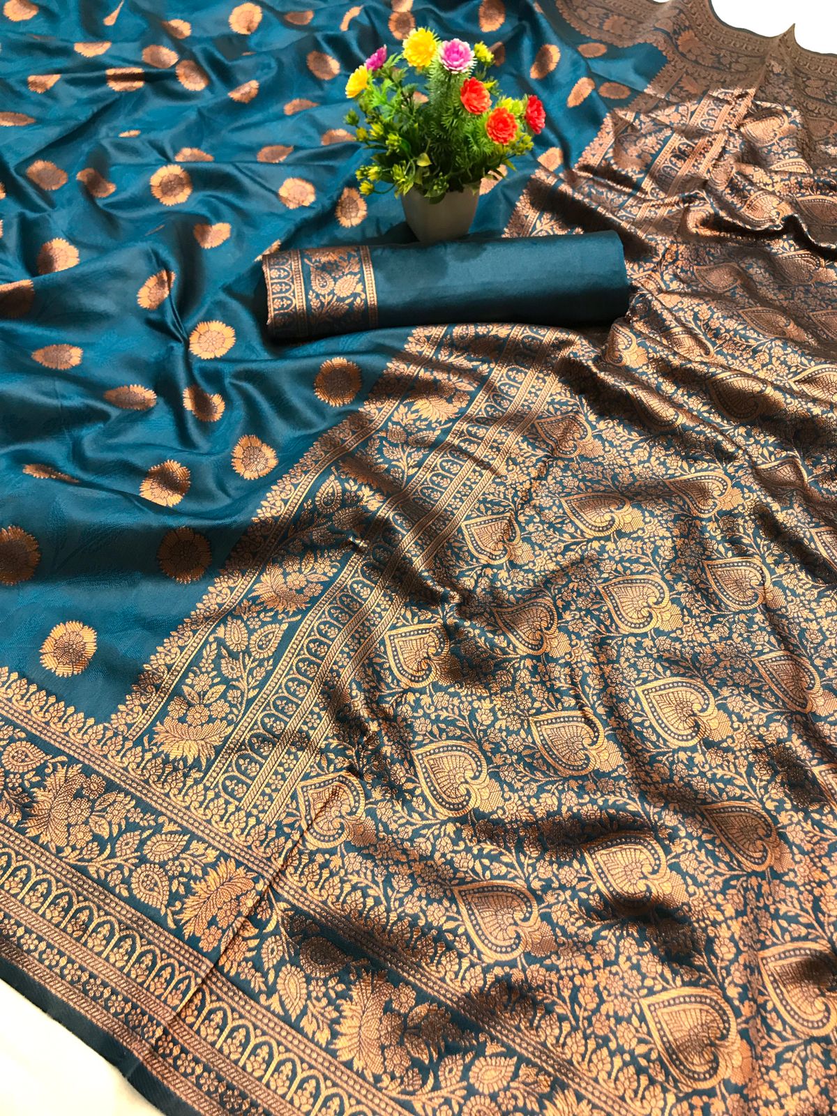 Elaborate Rama Soft Silk Saree With Amiable Blouse Piece