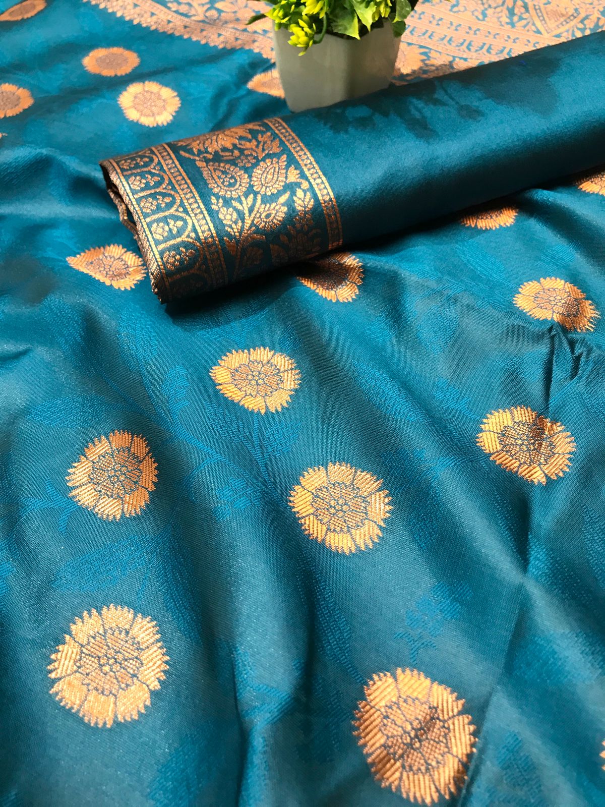 Elaborate Rama Soft Silk Saree With Amiable Blouse Piece