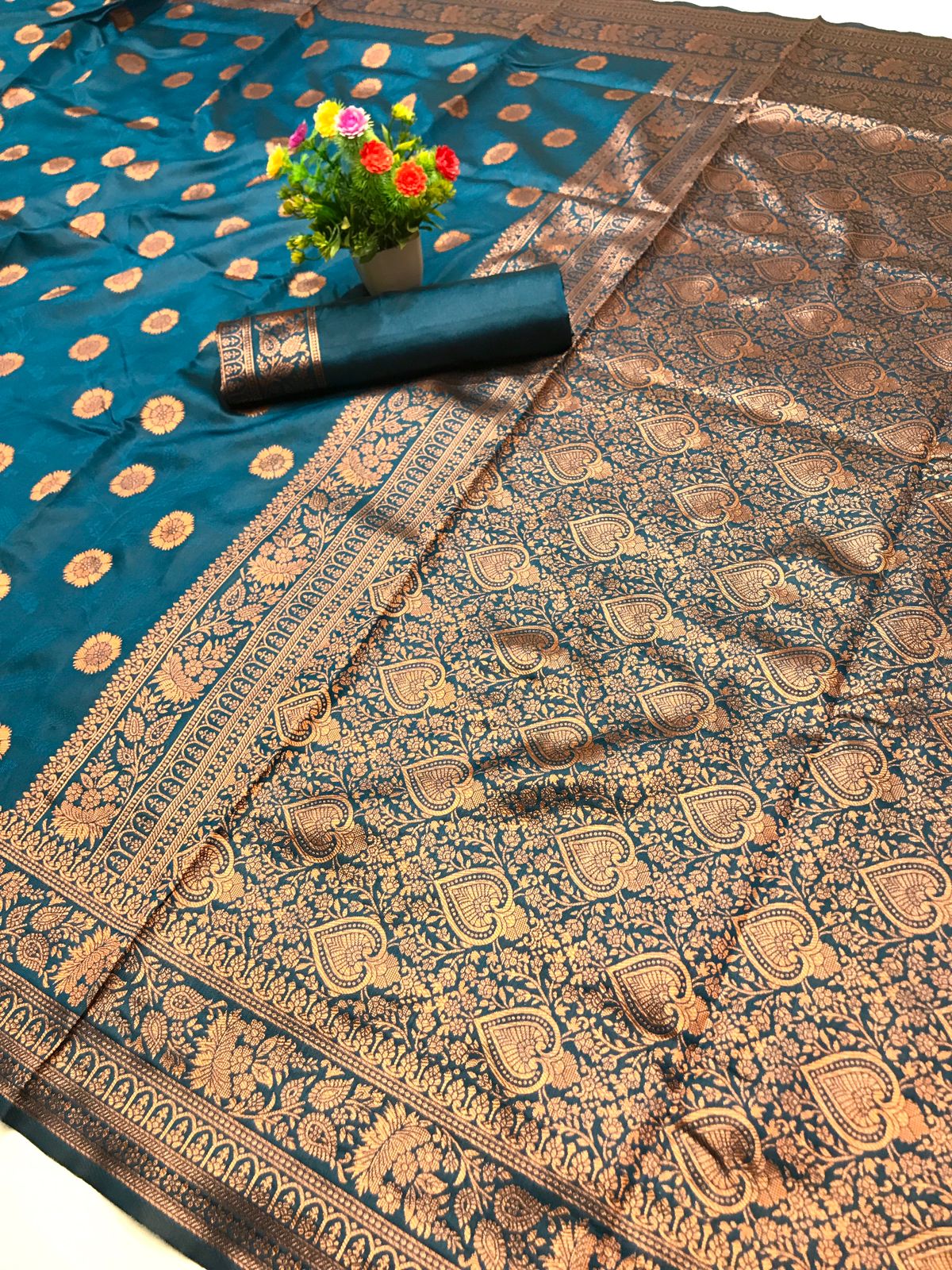 Elaborate Rama Soft Silk Saree With Amiable Blouse Piece