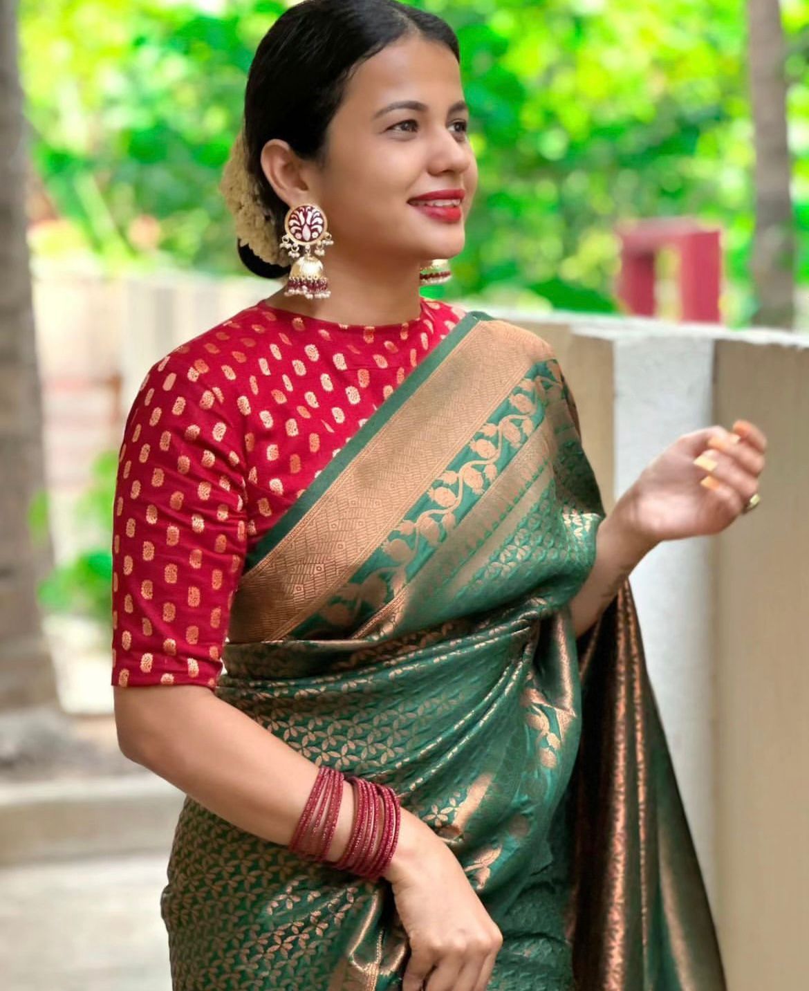 Snazzy Dark Green Soft Silk Saree With Woebegone Blouse Piece