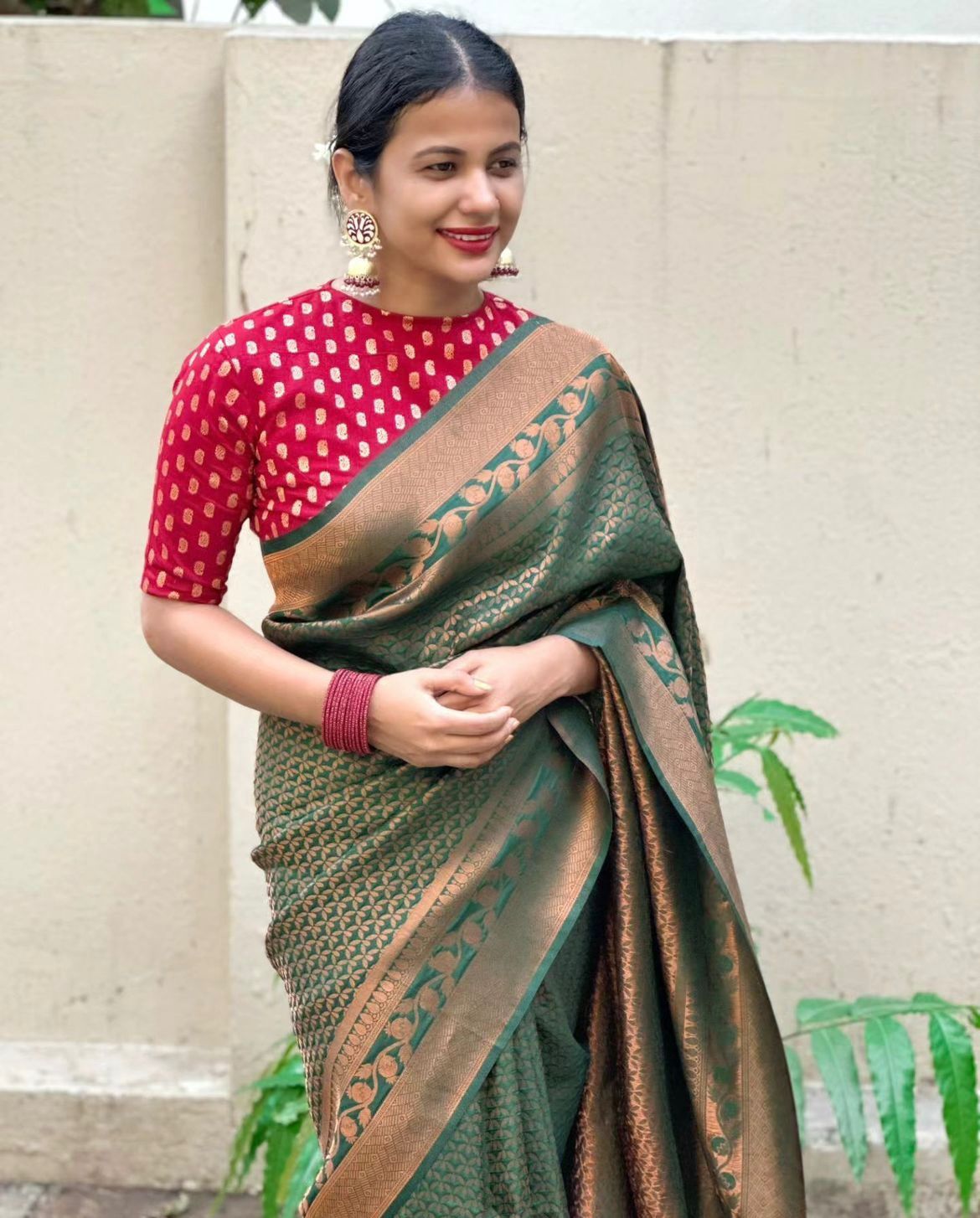 Snazzy Dark Green Soft Silk Saree With Woebegone Blouse Piece