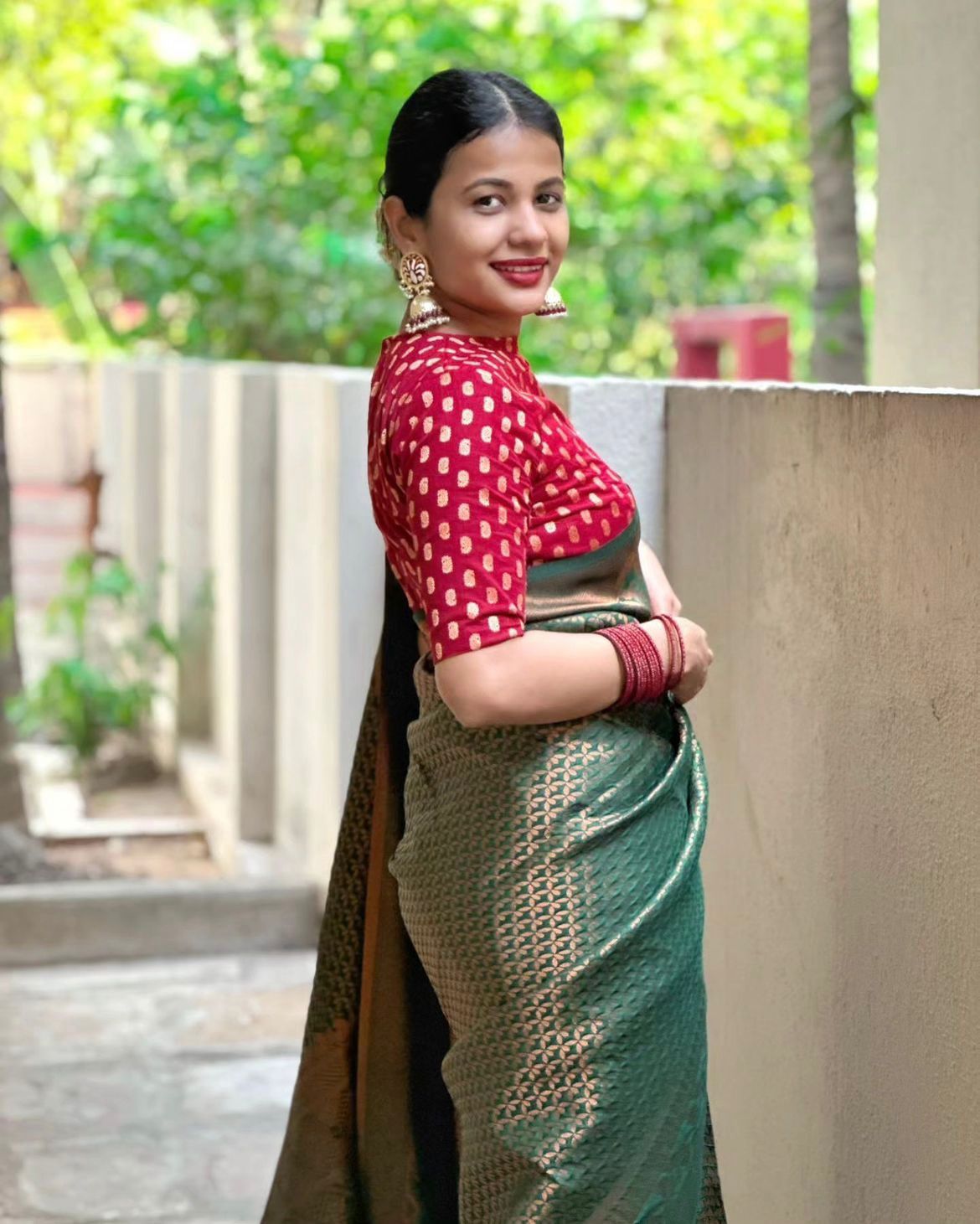 Snazzy Dark Green Soft Silk Saree With Woebegone Blouse Piece