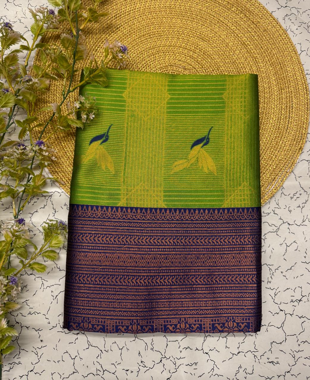 Prominent Green Soft Banarasi Silk Saree With Ineffable Blouse Piece