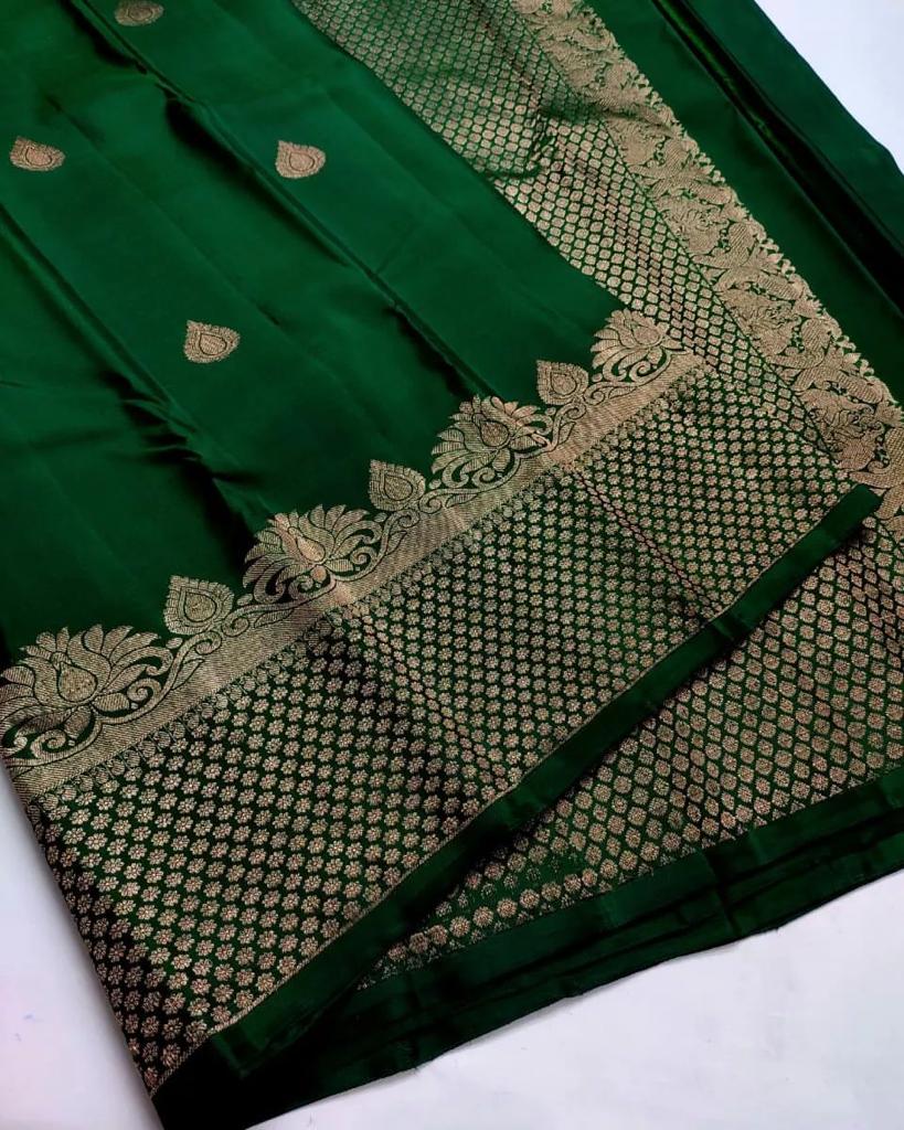 Symmetrical Dark Green Soft Silk Saree With Susurrous Blouse Piece