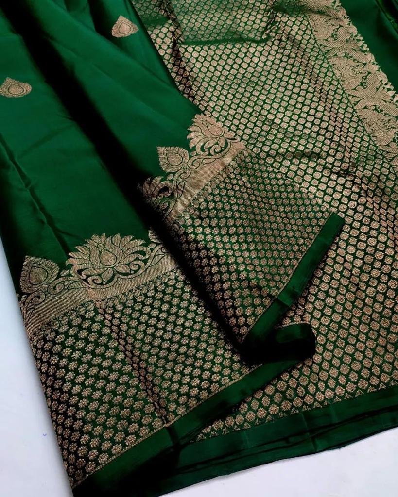 Symmetrical Dark Green Soft Silk Saree With Susurrous Blouse Piece