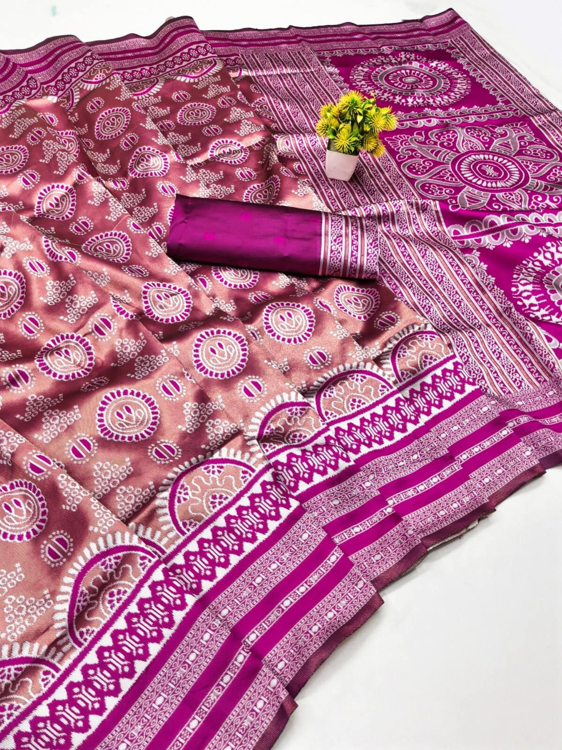 Glorious Magenta Pure Zari Weaving Banarasi Silk Saree With Gleaming Blouse Piece