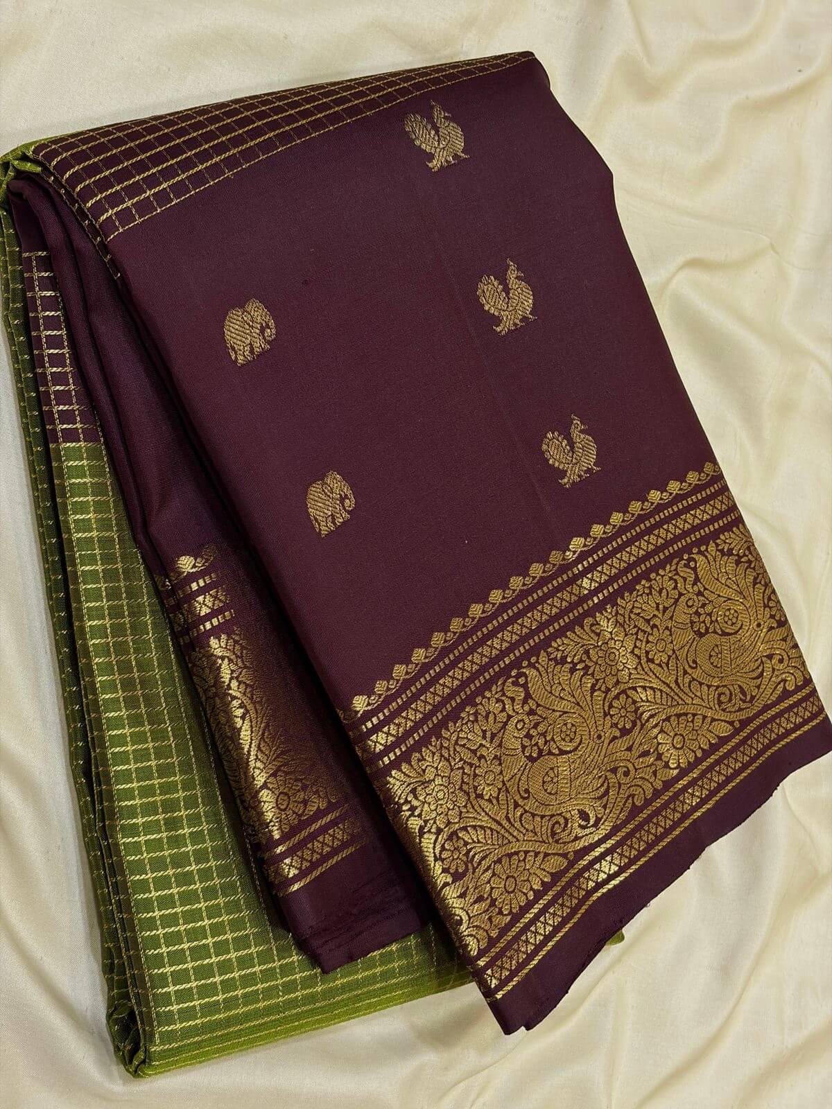 Woebegone Green Soft Silk Saree With Sonorous Blouse Piece